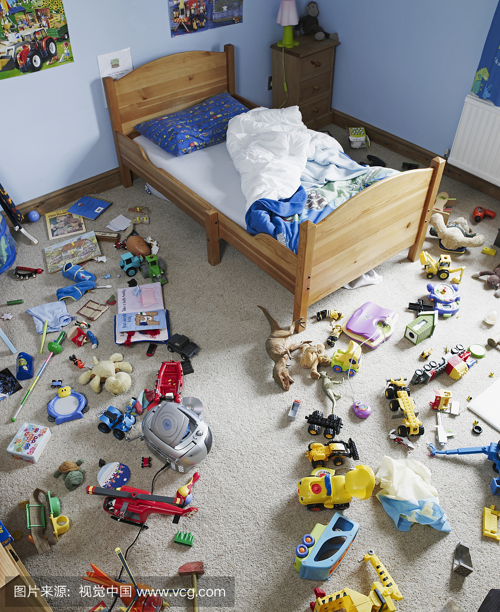 孩童房间地板上的玩具通过路径清除