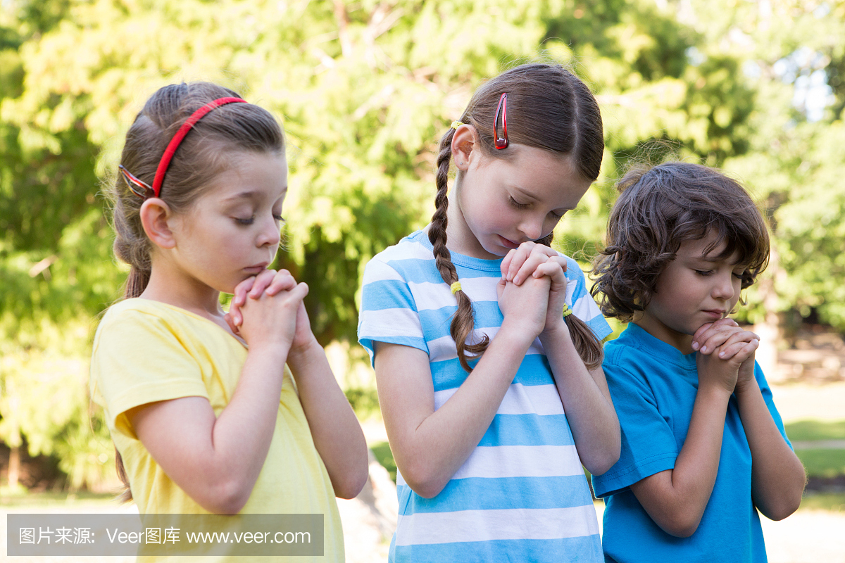 孩子们在公园里说他们的祷告