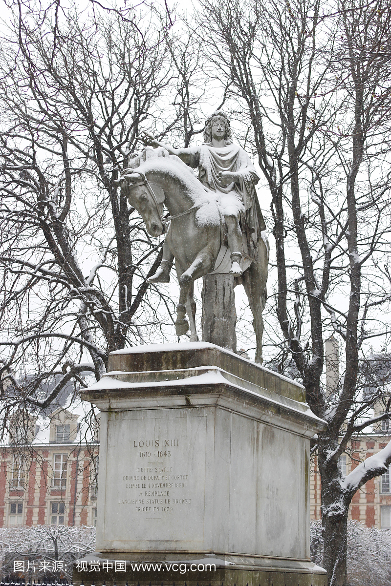法国,巴黎,孚日山,国王路易十三雕像在雪地里