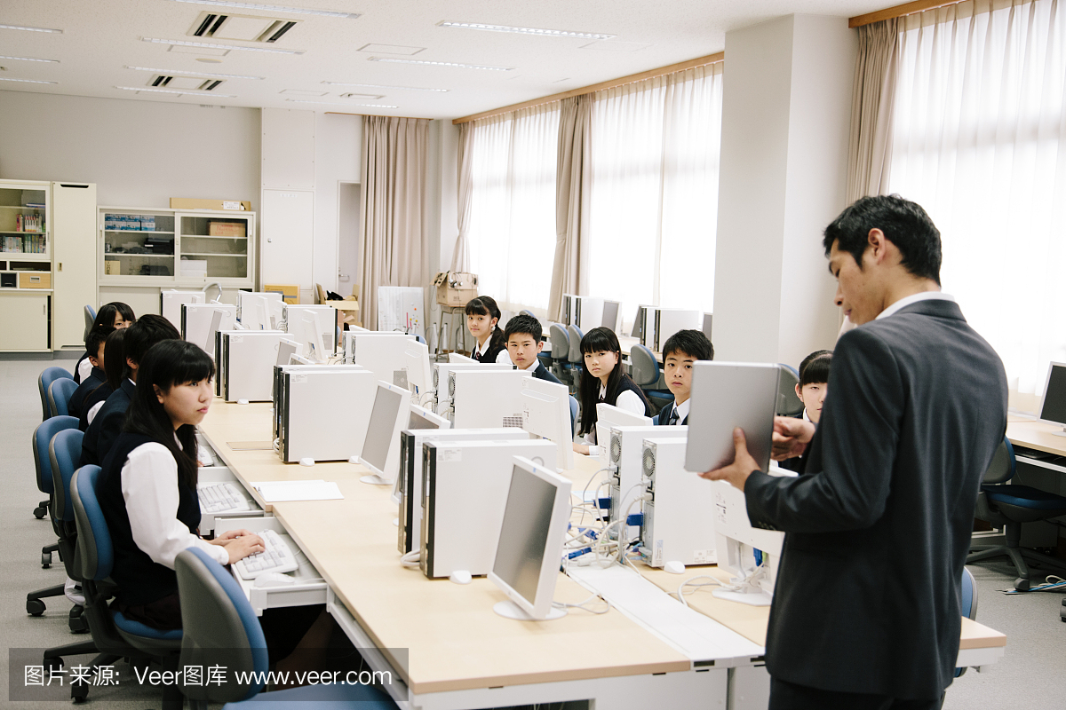 高中班和老师使用平板电脑,日本