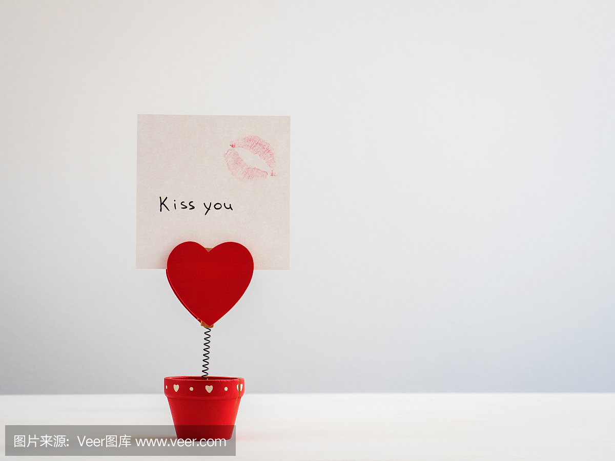 在一个美丽的持有人的便条纸