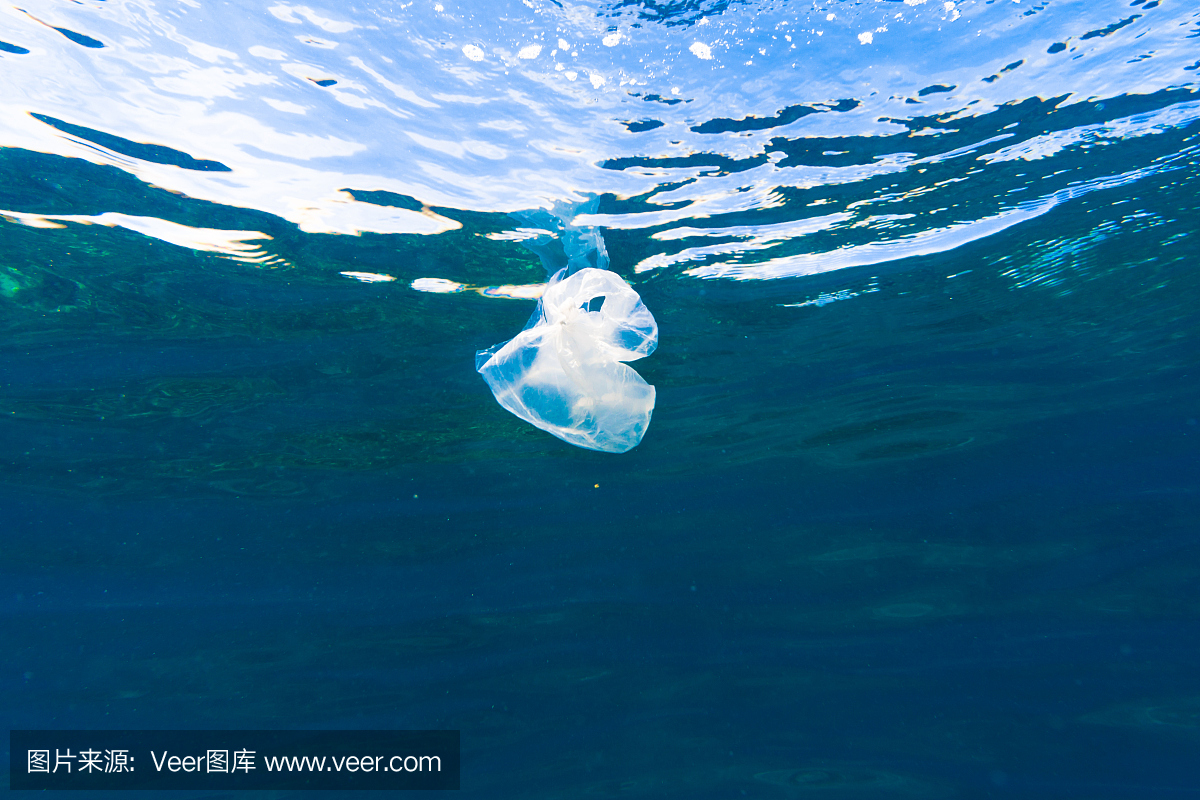 环境问题:海洋中塑料污染的水下图像
