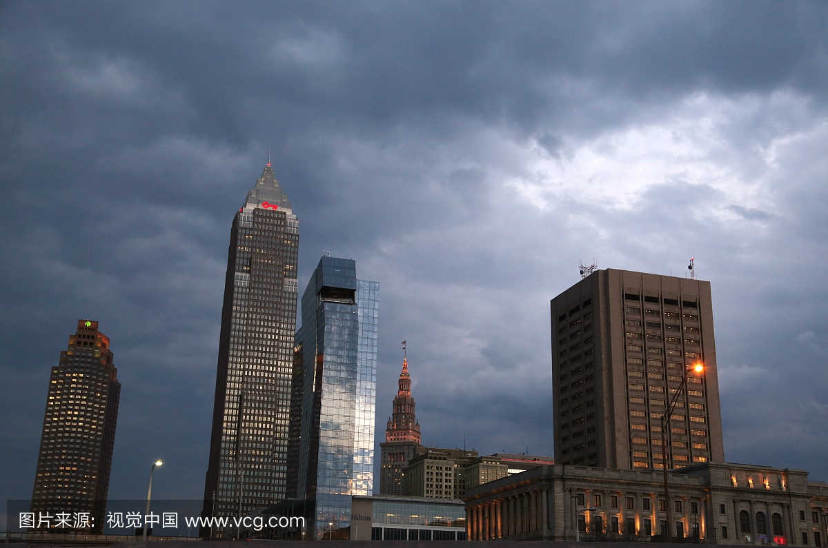 黑暗的云彩在市中心的建筑物,克利夫兰,俄亥俄