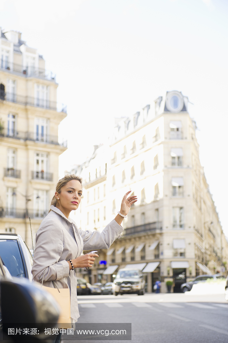 西班牙裔女子在城市街道上乘坐出租车