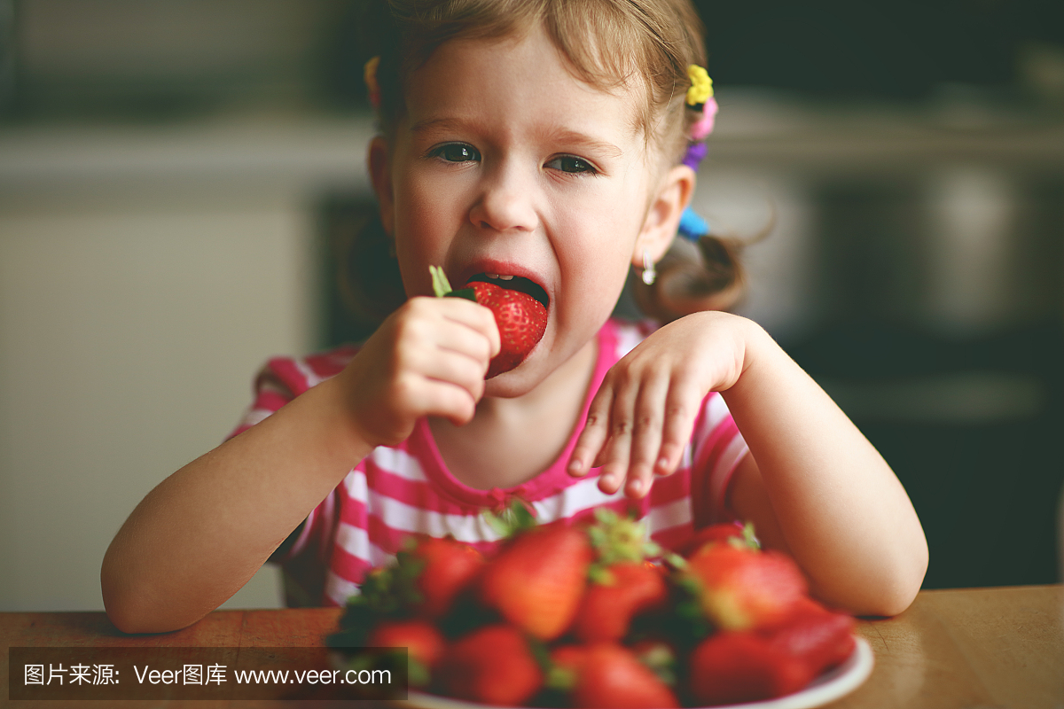 a草莓的草莓家庭在夏天男生厨房吃女孩头什么小孩打意思女生图片