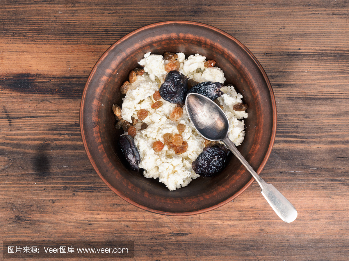 凝结在葡萄干的陶制碗中,杏干从旧桌子的桌子