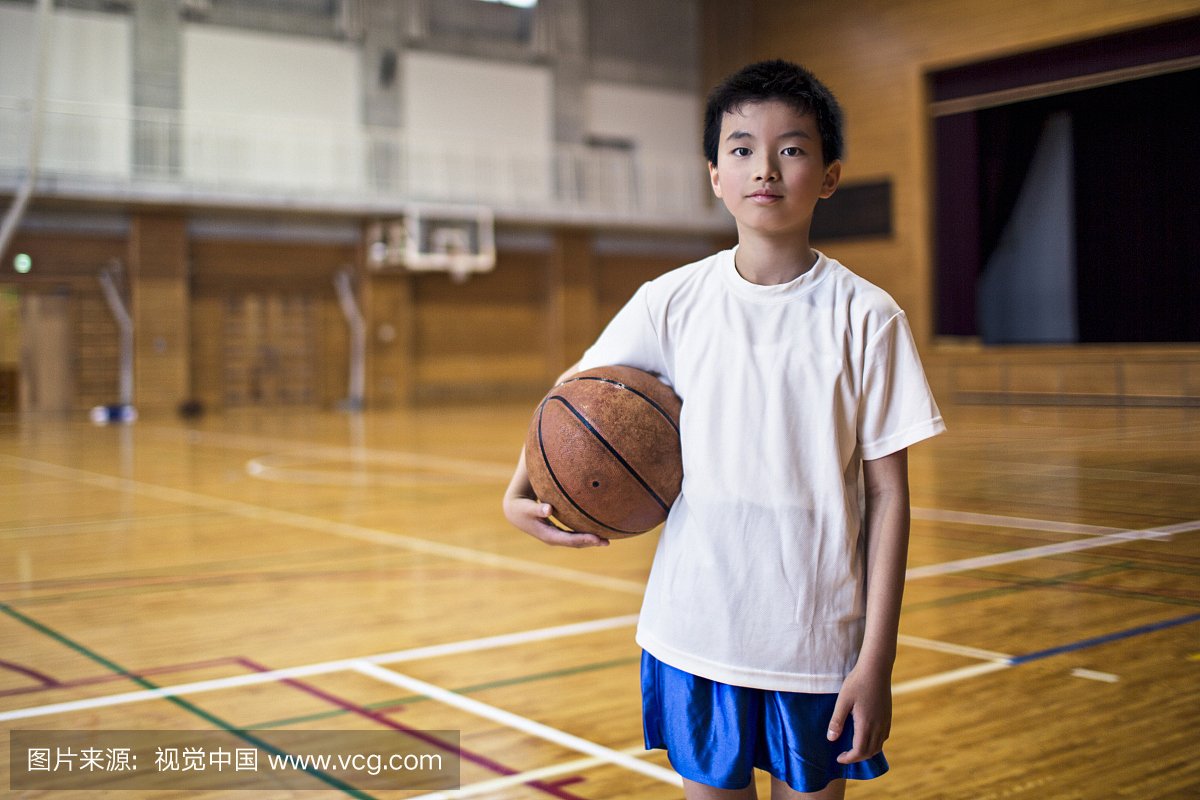 在学校体育馆打篮球