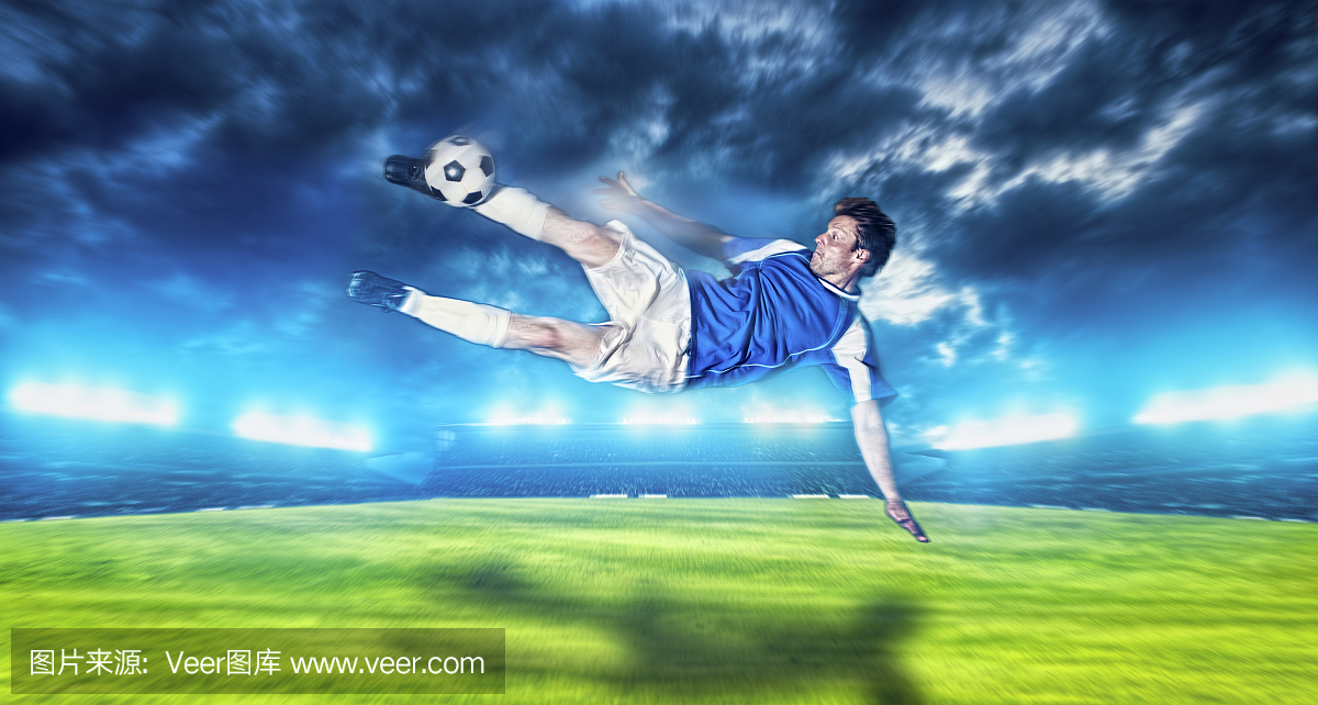 足球运动员在体育场踢足球 - 股票我