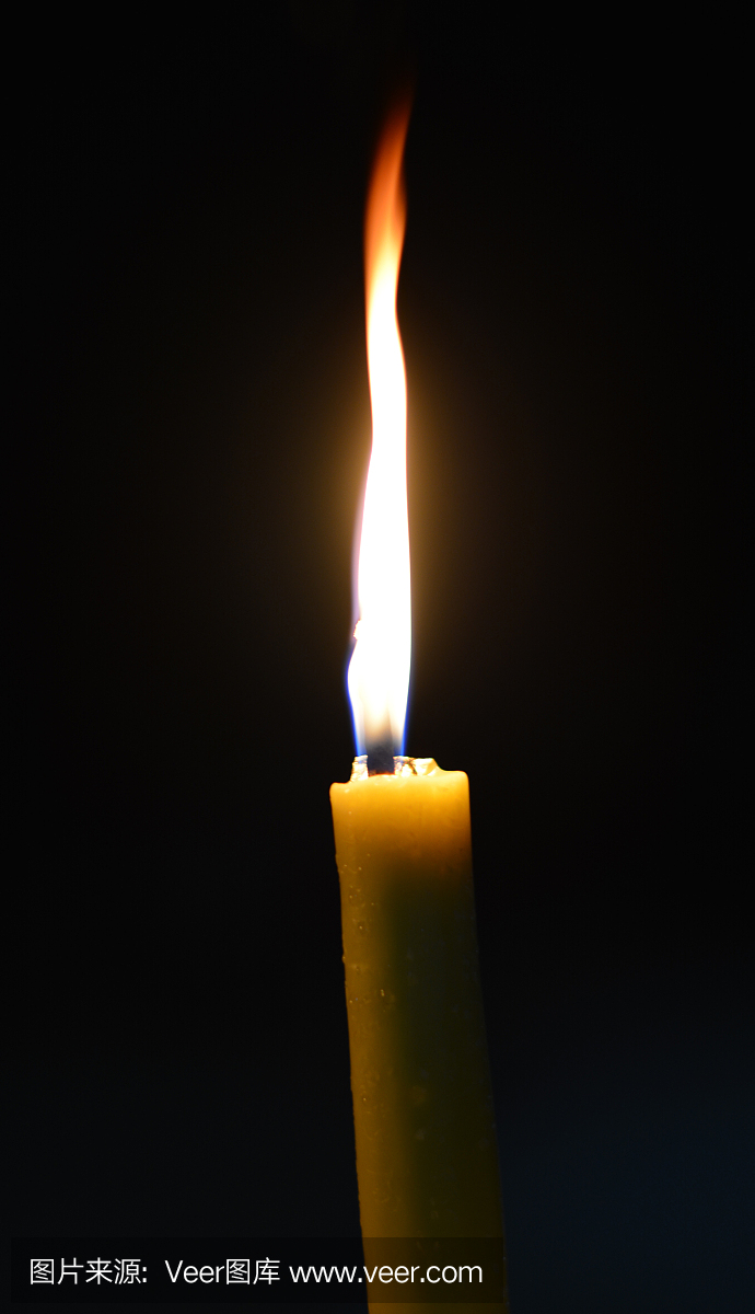 一个蜡烛火焰在晚上特写镜头 - 孤立