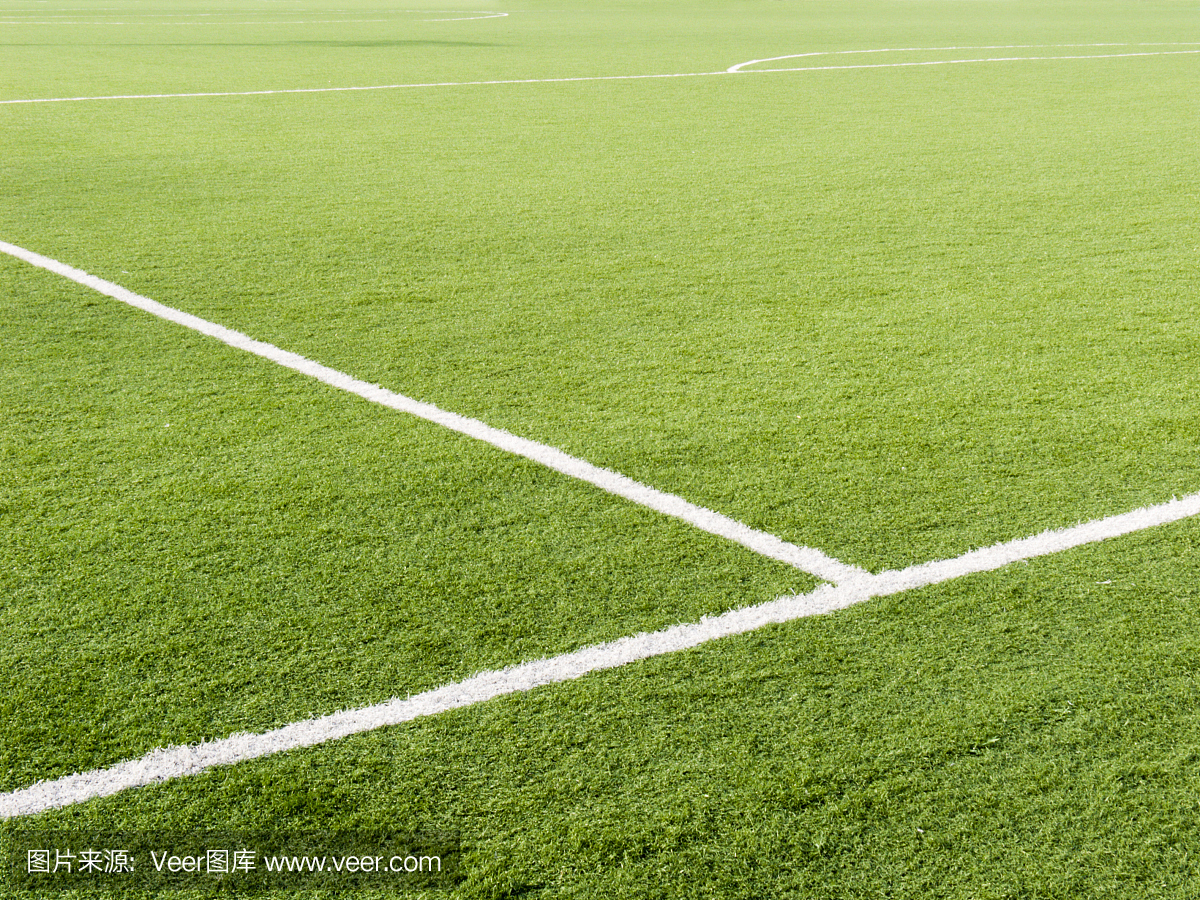 郁郁葱葱的绿色足球场与白线
