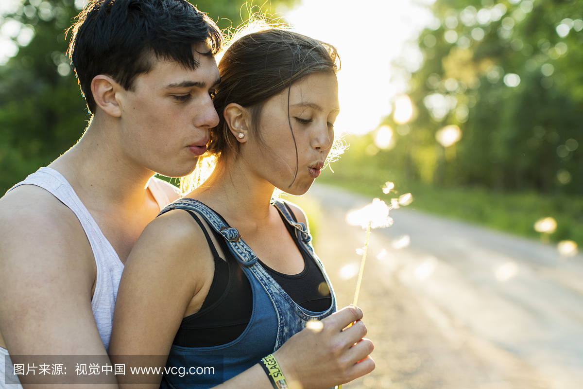 夫妇吹蒲公英的土路