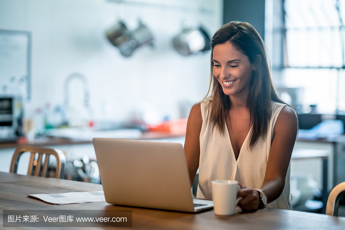 在咖啡馆工作的女人