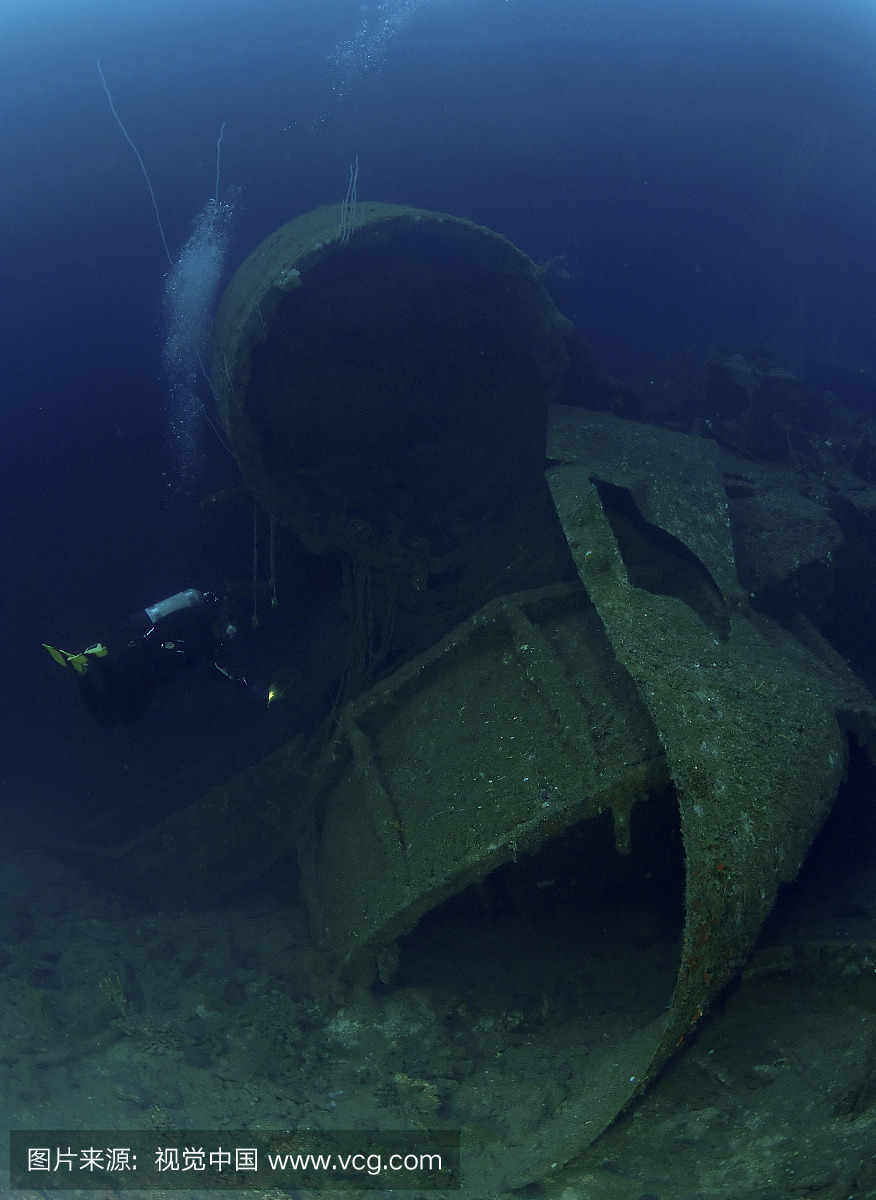 潜水员在废墟长野,比基尼环礁,马绍尔群岛
