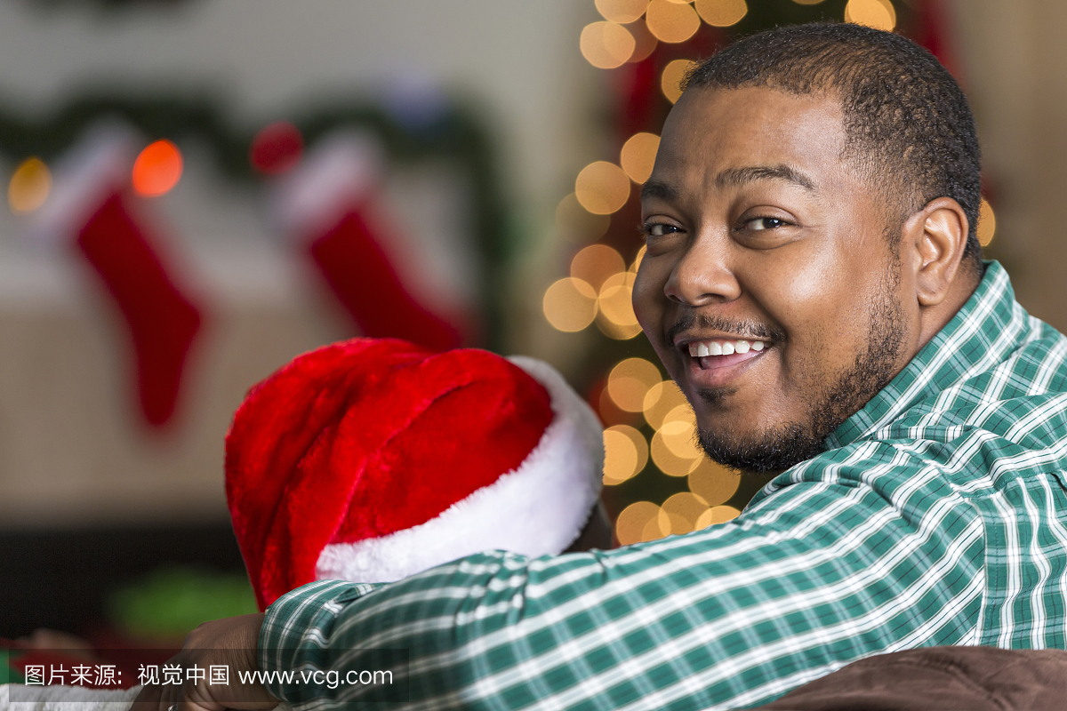笑在非洲裔美国人与家人在圣诞节时间