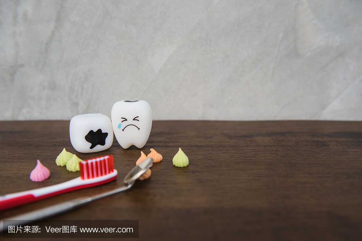 模型可爱的玩具牙齿和五颜六色的糖果在牙医的