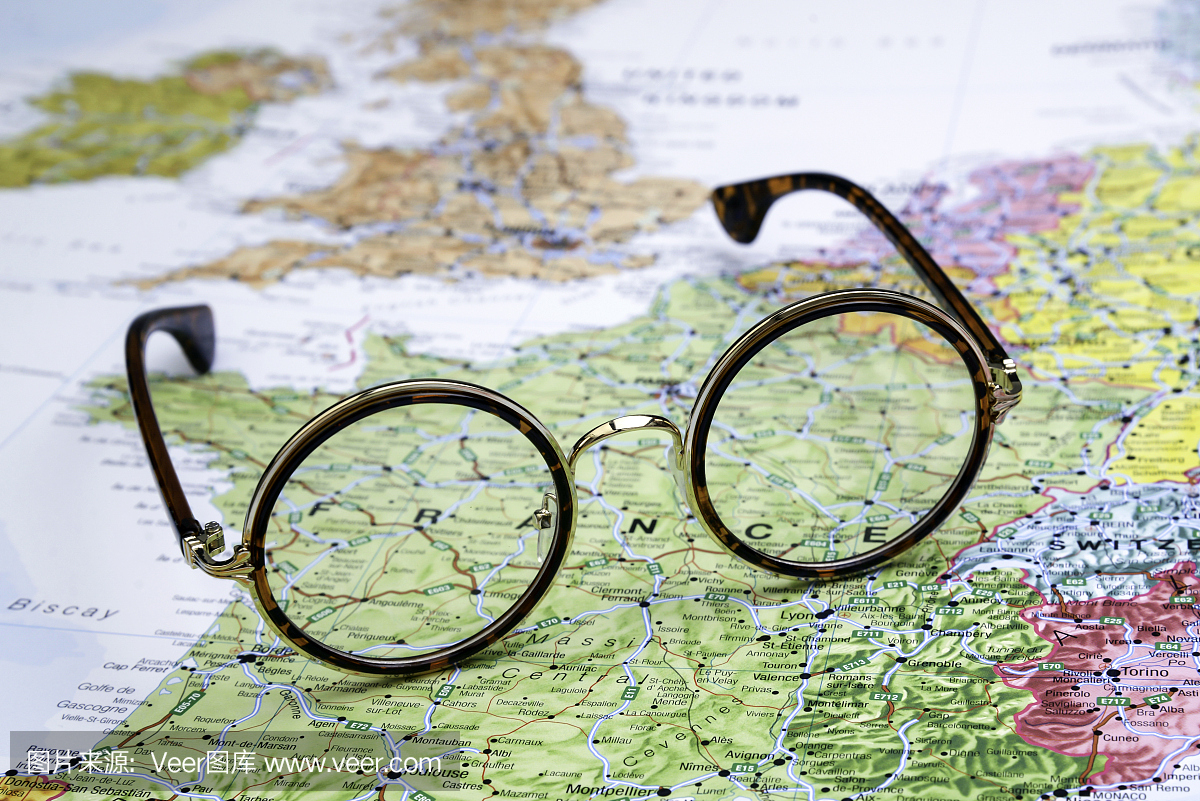 欧洲地图上的眼镜