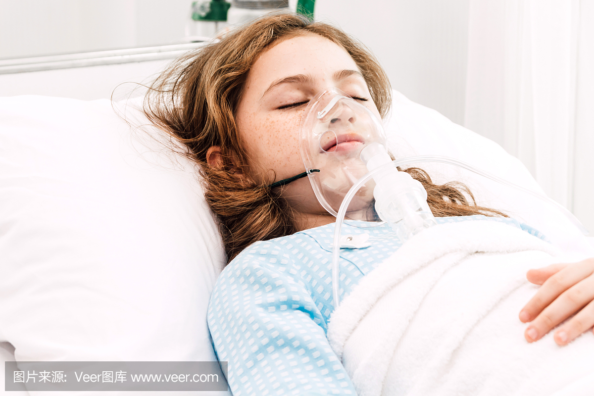 生病的小女孩通过静脉注射在医院的床上用药物