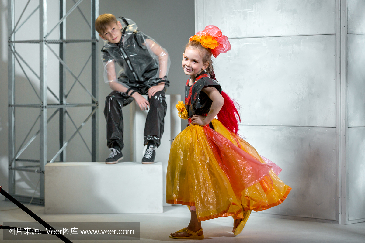 快乐的孩子们正在进行生态时尚秀