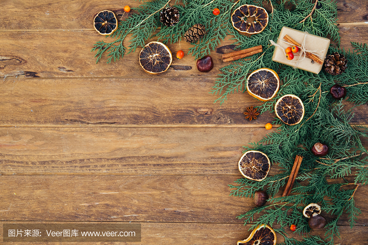 圣诞复古背景与冷杉枝木制的桌子上。顶视图,