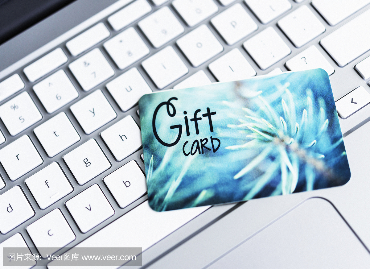 笔记本电脑键盘上的圣诞礼物卡在线购物庆祝活