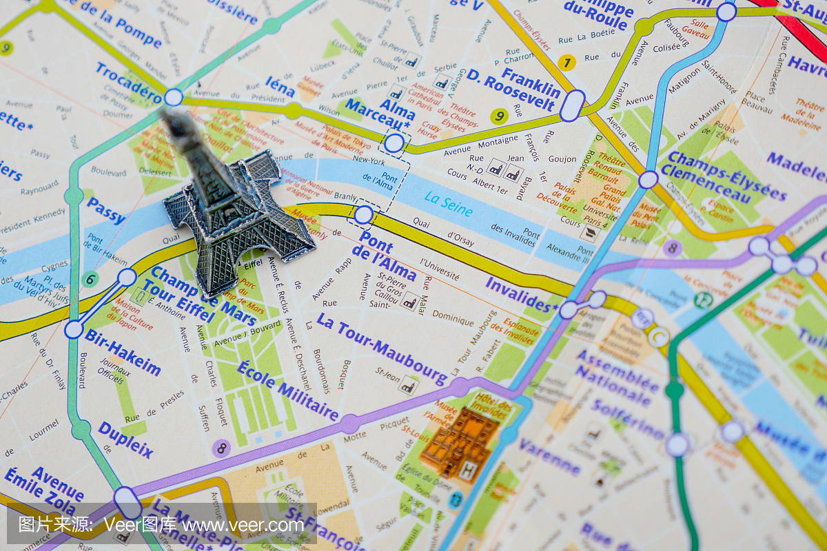 巴黎名字在地图与红色埃菲尔铁塔微型