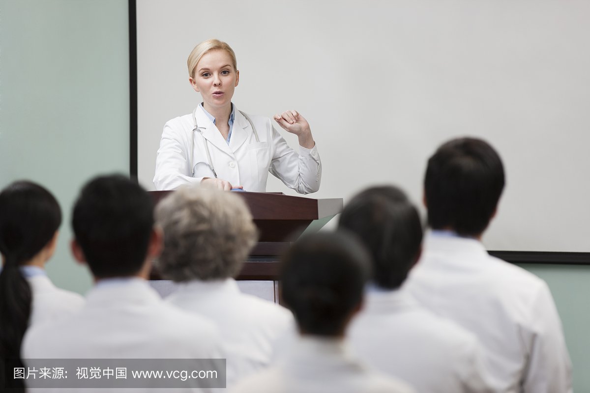 外籍女医生在会议室演讲