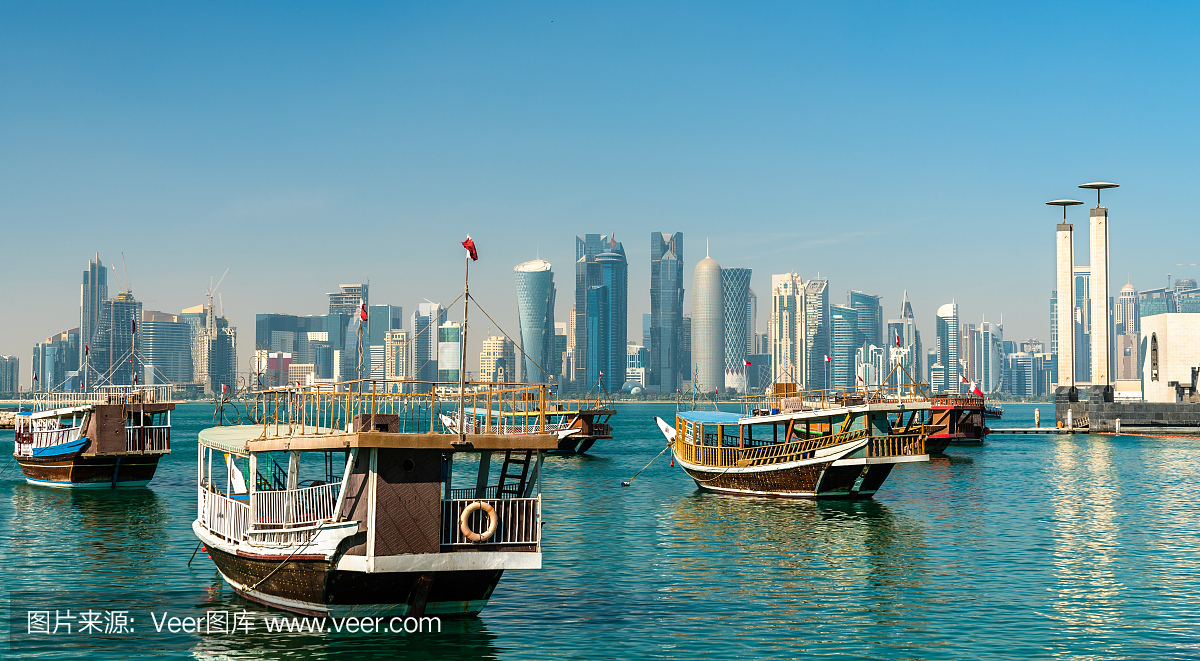 传统的阿拉伯文单桅帆船在卡塔尔多哈