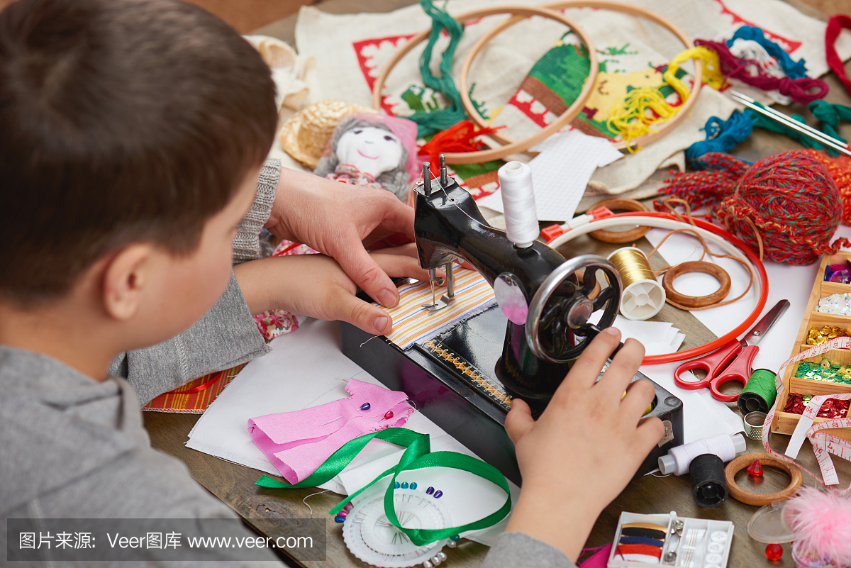男孩裁缝学习缝纫,工作训练,手工制作和手工艺