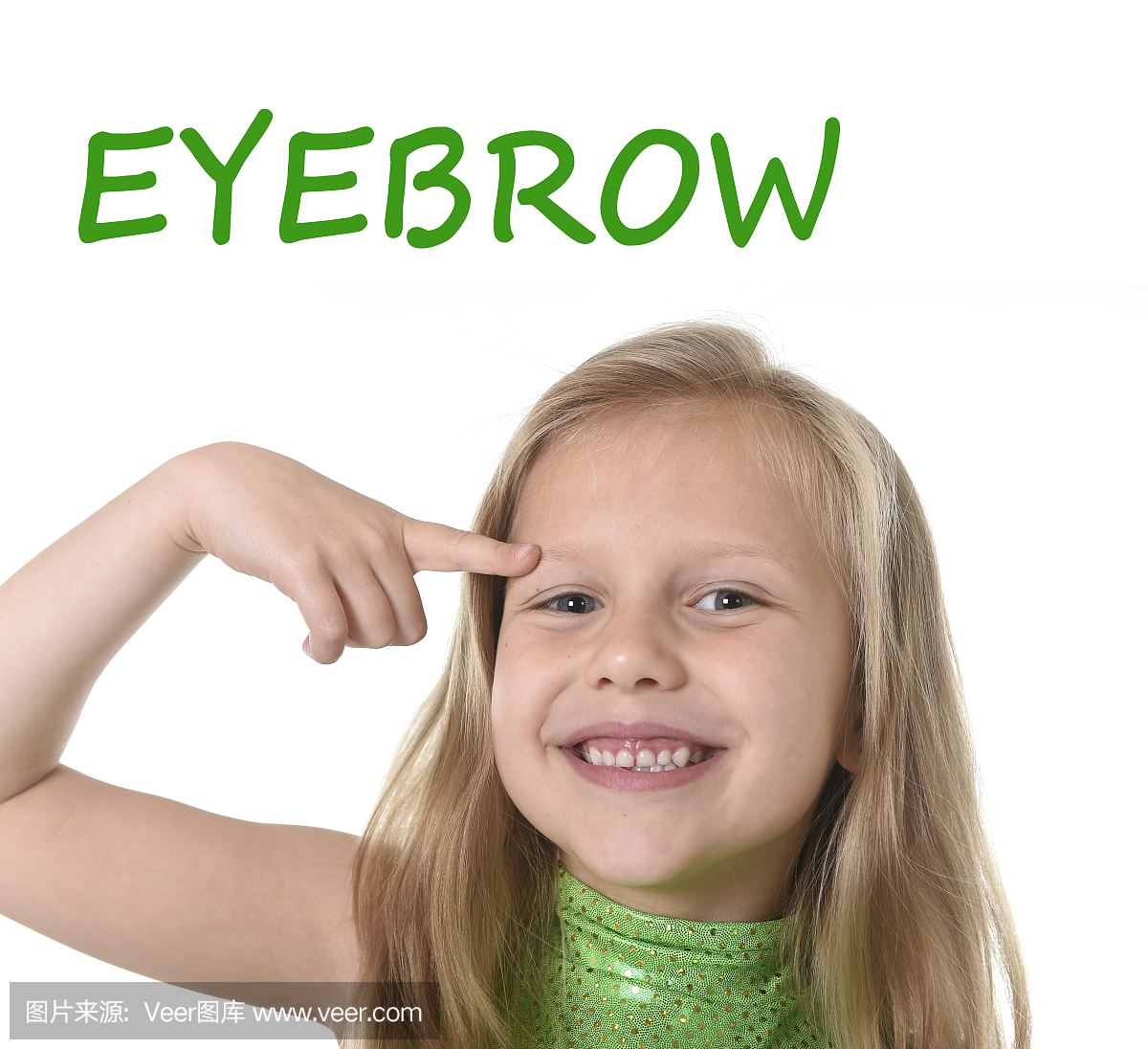 年轻的女生指着眉毛在身体部位学习英文单词