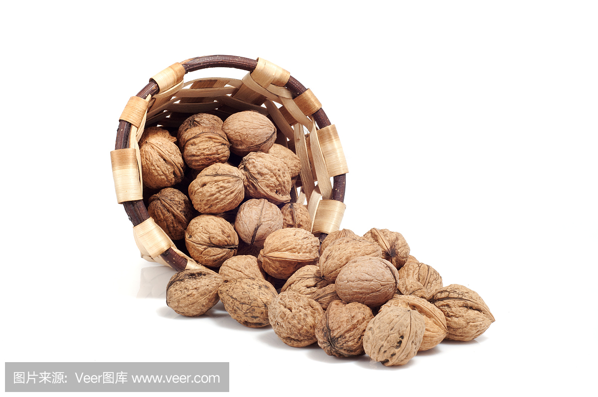 一篮坚果,秋天的水果,孤立在白色