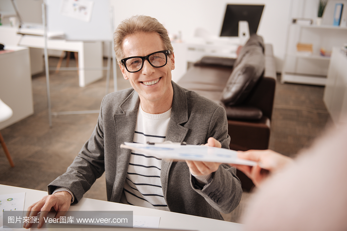 专横,一意孤行的,颐指气使,粗鲁的