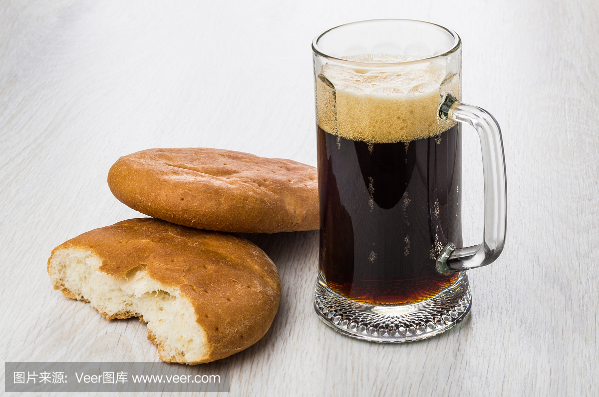 杯俄罗斯格瓦斯和破碎的大饼,木制的桌子上