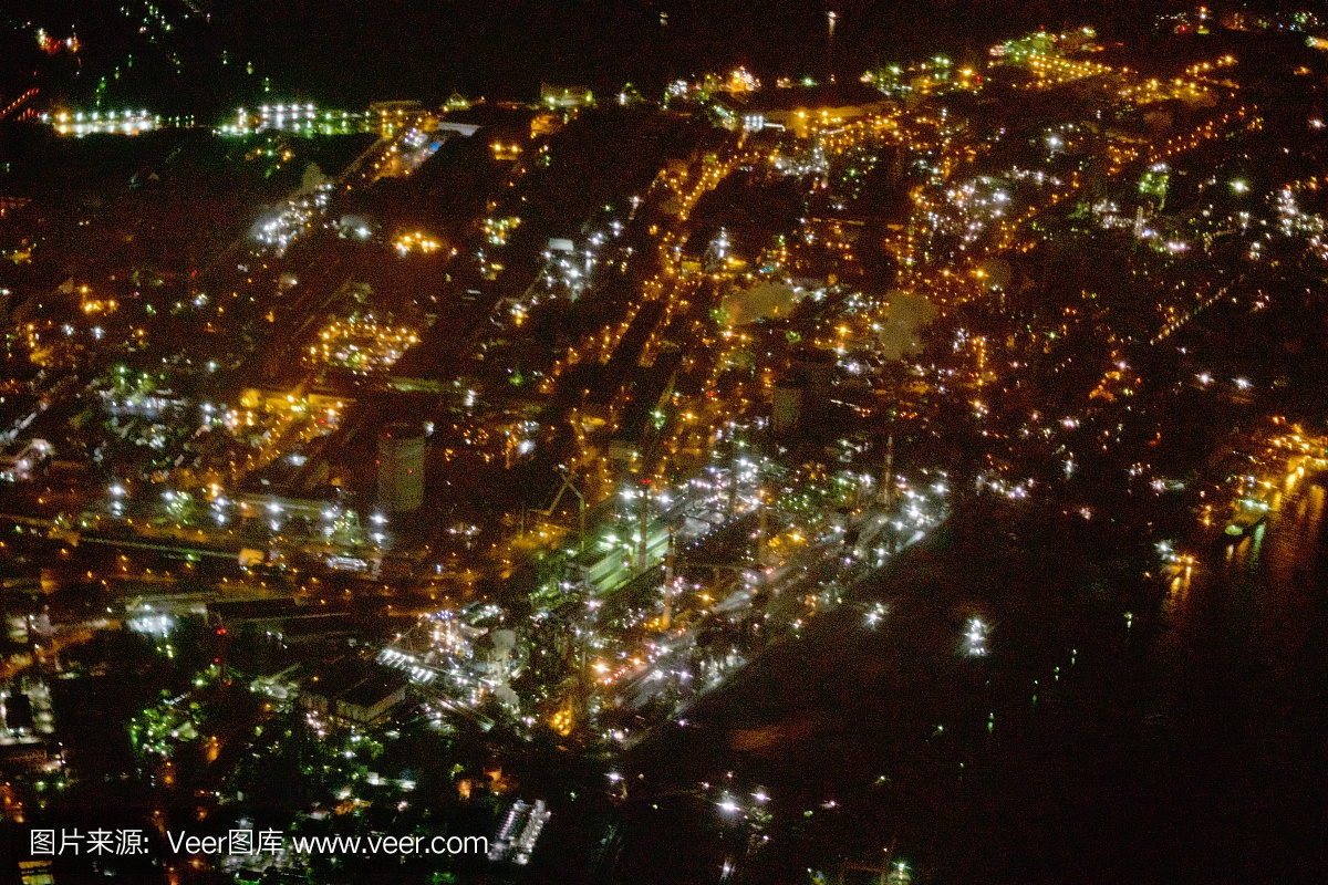 东京湾和夜间照明工厂在日本千叶县君津市从飞