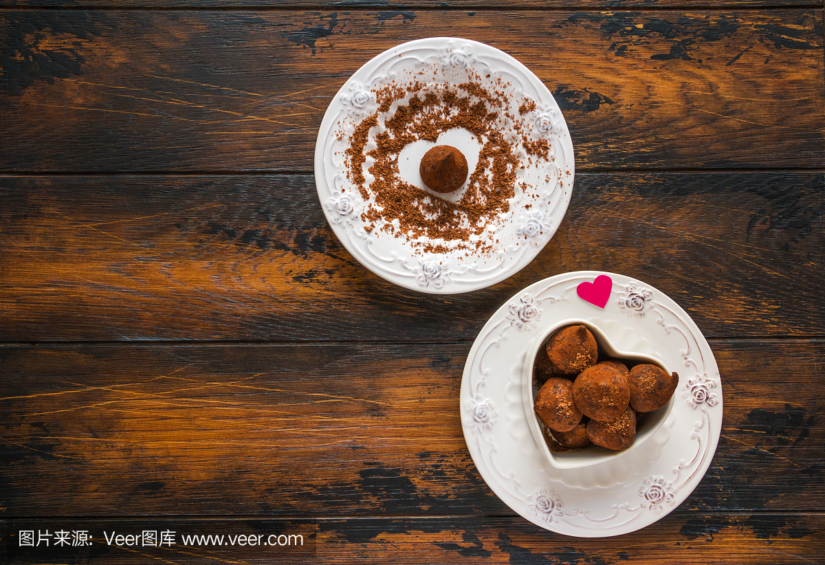 情人节,白葡萄酒板,糖果和心脏由红纸和磨碎的