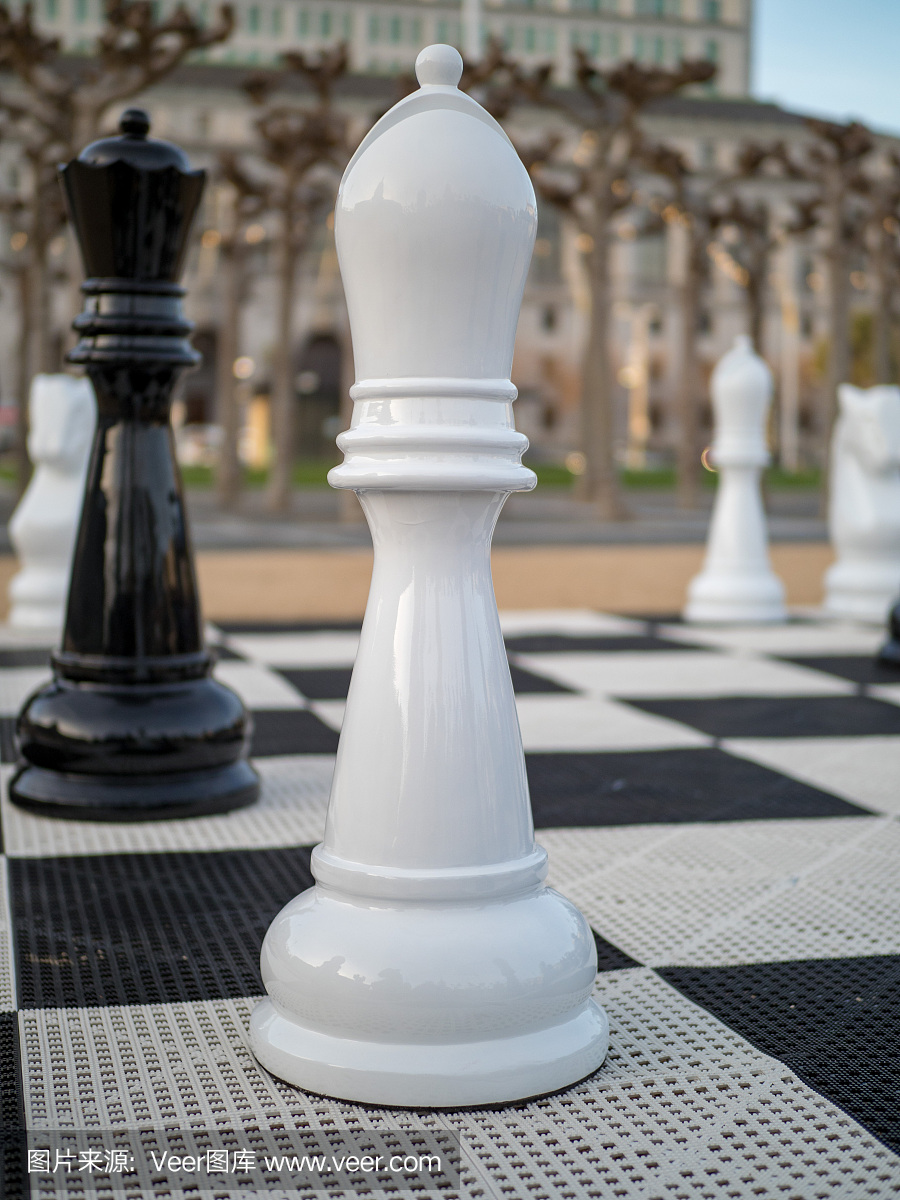 国际象棋中的白色,真人大小的主教棋子