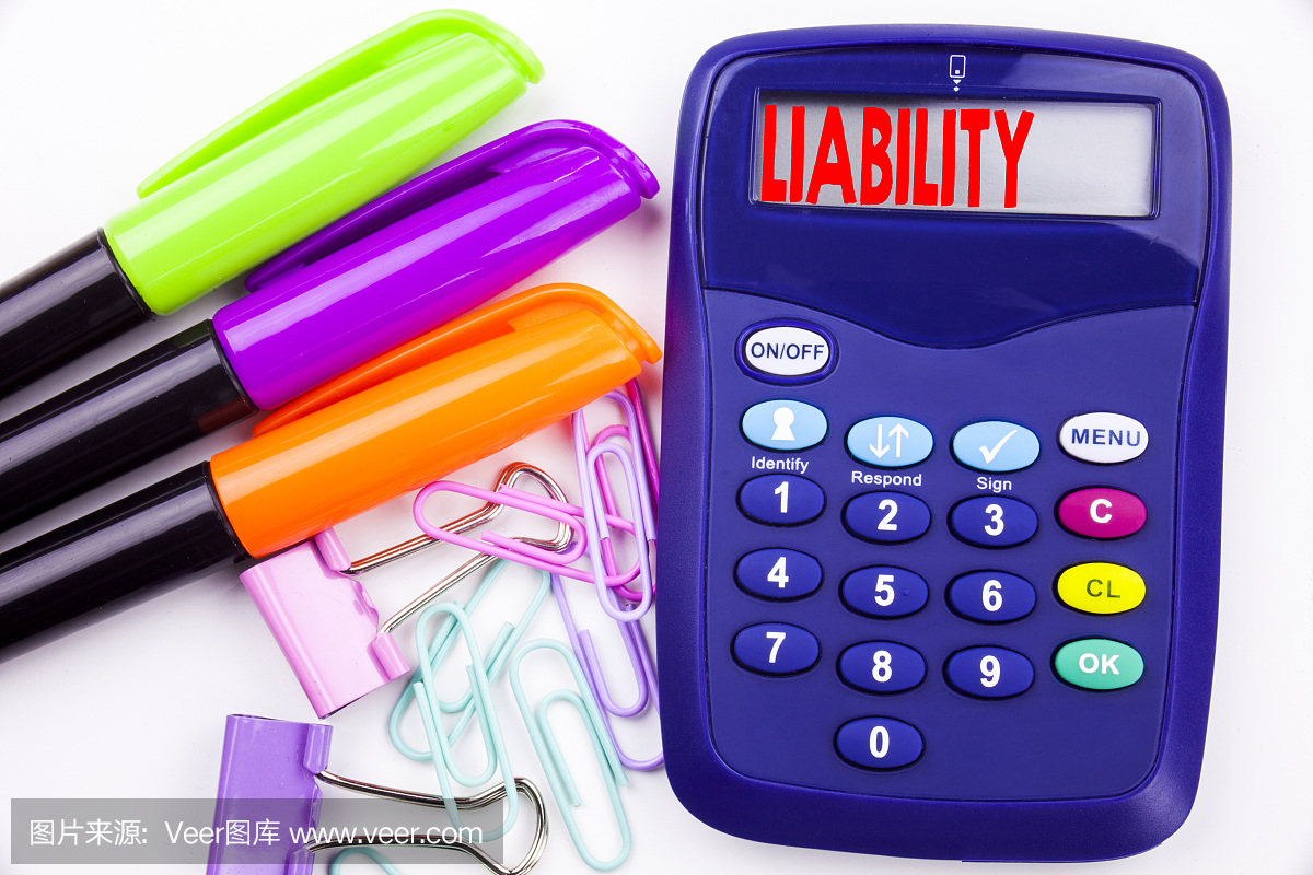 在办公室里用笔记本写字词,在计算器上写笔。