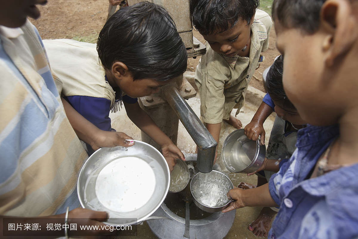 儿童餐后洗碗;印度