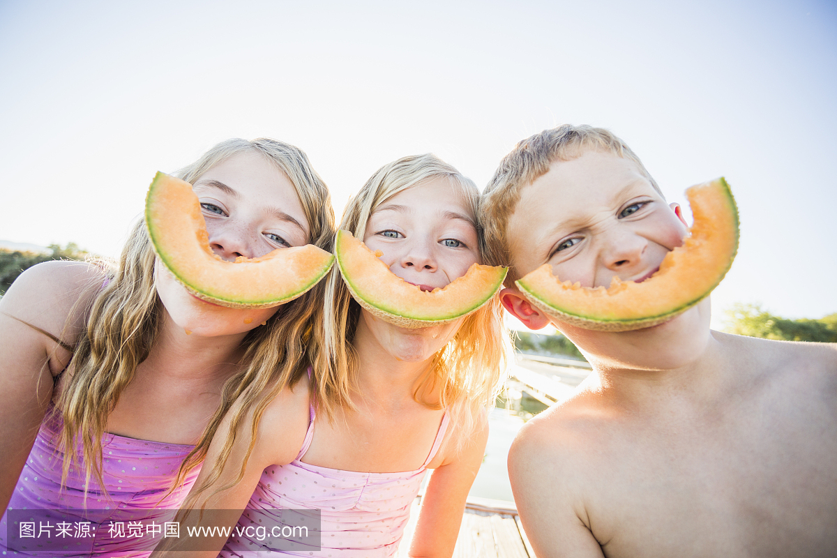 高加索儿童吃哈密瓜片