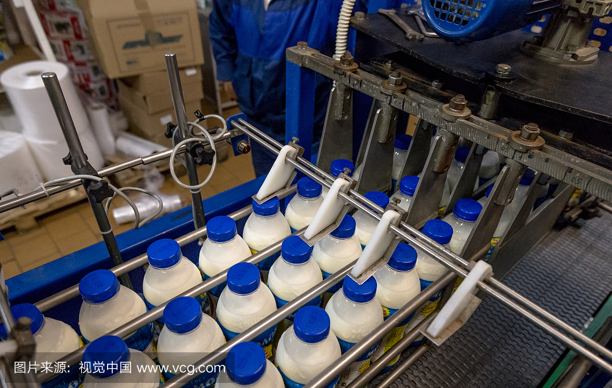 食品加工厂牛奶瓶的高角度视图
